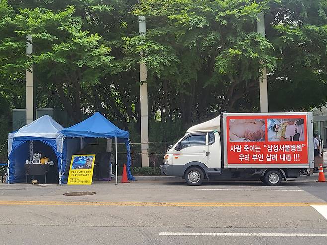 12일 오후 3시쯤 서울시 서초구에 위치한 삼성전자 사옥 정문 앞에 천막과 트럭이 도로를 점거하고 있다./정재훤 기자