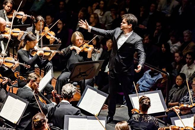 네덜란드 로테르담 필하모닉 오케스트라를 지휘하는 이 악단 수석지휘자 라하브 샤니. 그는 “합이 잘 맞는 악단은 작곡가의 의도를 잘 표현할 수 있는 악단”이라고 했다. 롯데콘서트홀 제공 ⓒGuido Pijper