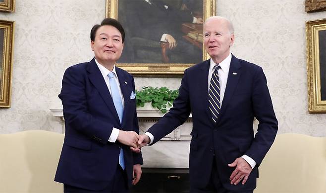 윤석열 대통령(왼쪽)과 조 바이든 미국 대통령이 4월 26일(현지 시간) 워싱턴 백악관에서 열린 한미 정상회담에서 악수하고 있다. 워싱턴=뉴시스