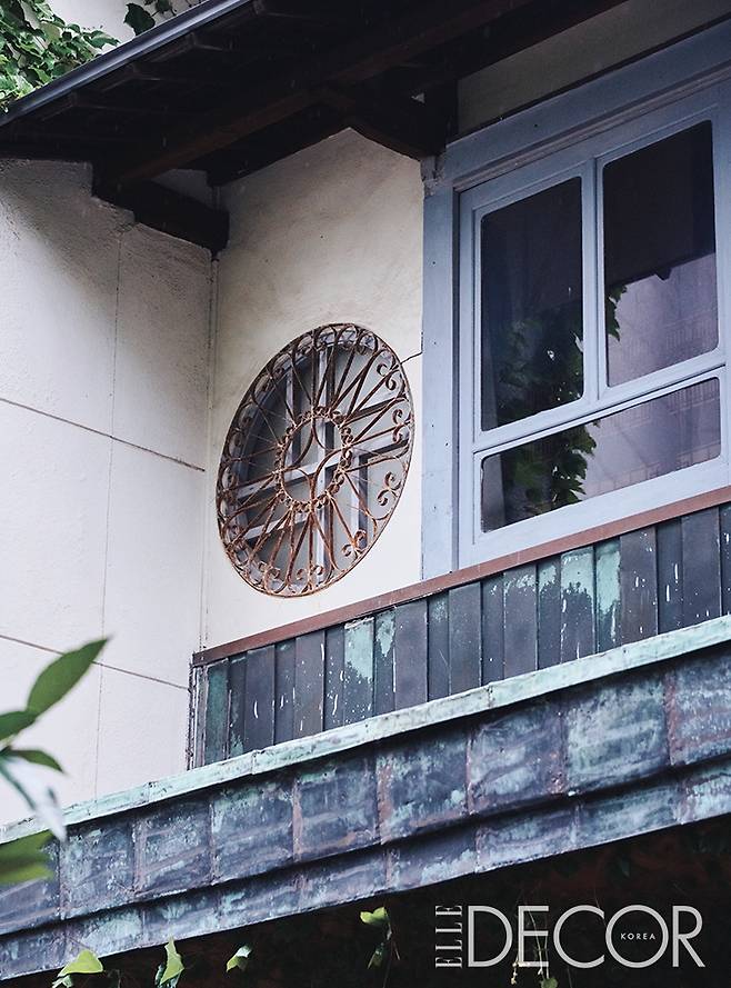 얇은 기둥, 원형 창, 유리에 새긴 문양, 격자창 등 오초량의 창과 문의 디테일은 근대건축의 특징을 잘 보여준다.