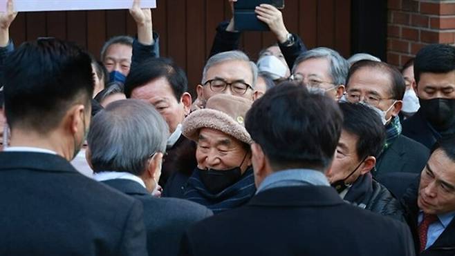 이재오 국민의힘 상임고문이 지난해 12월30일 특별사면된 이명박 전 대통령과 악수하고 있다. <오마이뉴스>