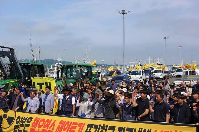 13일 제주시에서 열린 ‘일본 핵오염수 해양투기 저지를 위한 제주범도민대회’에 참가하기 위해 서귀포시 성산포항에서 농어민들이 모여 출정식을 갖고 있다. 허호준 기자
