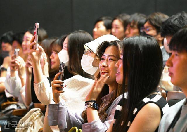 지난달 31일 한국관광공사가 서울 명동 난타전용극장에서 개최한 '한류의 추억' 행사에 참석한 일본인 여행객들이 무대의 송승환 감독과 가수 조권의 사진을 찍고 있다. 최흥수 기자