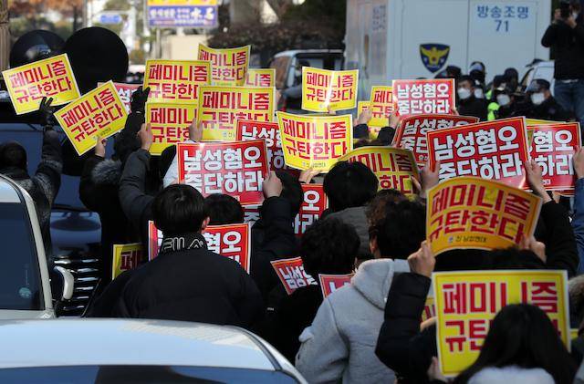 2000년대 초반생인 절반세대는 2015년 즈음 온라인 공간에서 급부상한 ‘페미니즘 붐’과 직후에 뒤따른 ‘반(反)페미니즘’ 갈등을 두 눈으로 똑똑히 지켜보며 청소년기를 보냈다. 2022년 한국리서치 여론조사에 따르면 ‘우리 사회 젠더갈등이 심각하다’는 데 20대의 90%가 동의했다. 전 세대 평균(71%)에 비해 월등히 높은 수치다. 사진은 지난 2021년 12월 서울 여의도 국민의힘과 더불어민주당 당사 앞에서 신남성연대 주최로 '페미니즘 규탄 집회'가 열리는 모습. 뉴스1