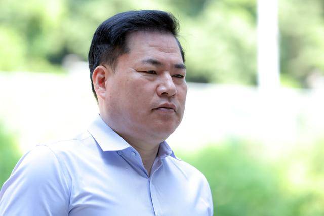 유동규 전 성남도시개발공사 기획본부장이 13일 오전 서울 서초구 중앙지방법원에서 대장동 개발사업 관련 뇌물 수수 혐의 공판에 출석하고 있다. 뉴시스