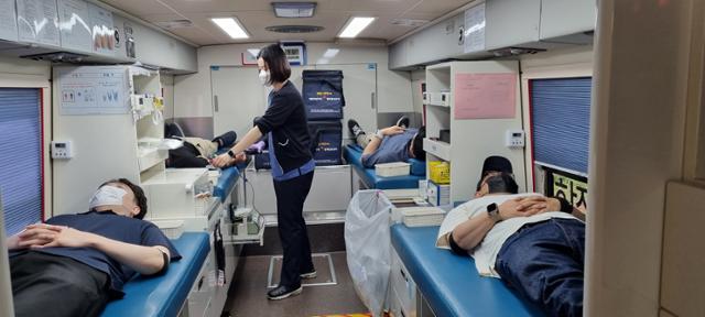 대구공공시설관리공단 임직원들이 헌혈버스에서 단체 헌혈을 하고 있다. 대구공공시설관리공단 제공