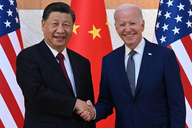 조 바이든(오른쪽) 미국 대통령과 시진핑 중국 국가주석이 지난해 11월 14일 인도네시아 발리에서 미중 첫 대면 정상회담을 하기 전 악수하고 있다. 발리=로이터 연합뉴스