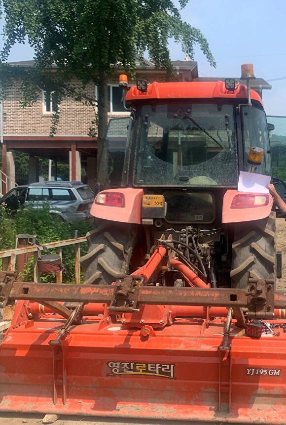 야간 등화장치가 장착된 농기계의 모습. [사진=남양주시]