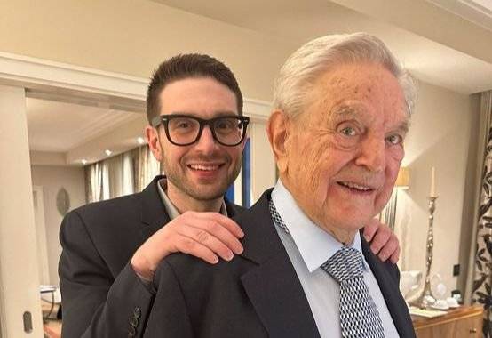 거물 투자자 조지 소로스와 그의 후계자 알렉산더. 로이터=연합뉴스