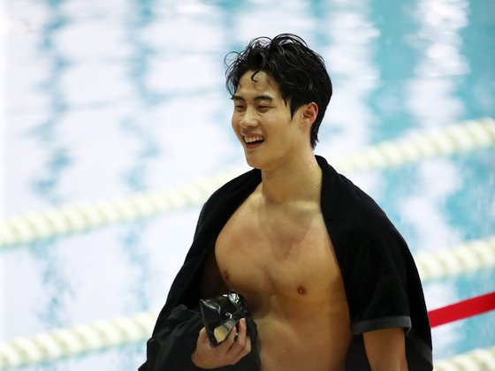 황선우가 13일 광주전국수영선수권 남자 자유형 200ｍ 결선에서 올 시즌 세계 1위에 해당하는 1분44초61의 기록으로 우승한 뒤 활짝 웃고 있다. 연합뉴스