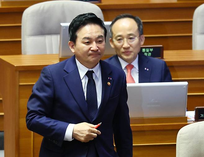 원희룡 국토교통부 장관이 13일 국회 본회의에서 대정부 질문에 답변하기 위해 이동하고 있다. 김현동 기자