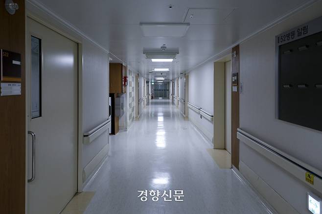 인천의료원의 한 병동이 지난 2일 비어있다. 전체 7개 병동 중 하나인 이곳 ‘52병동’은 감염병전담병원 해제 이후 일반환자 감소로 병동 전체가 운영이 중단된 상태다. 문재원 기자
