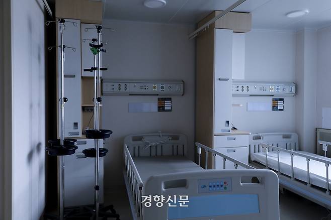 인천의료원의 한 병동이 지난 2일 비어있다. 전체 7개 병동 중 하나인 이곳 ‘52병동’은 감염병전담병원 해제 이후 일반환자 감소로 병동 전체가 운영이 중단된 상태다. 문재원 기자