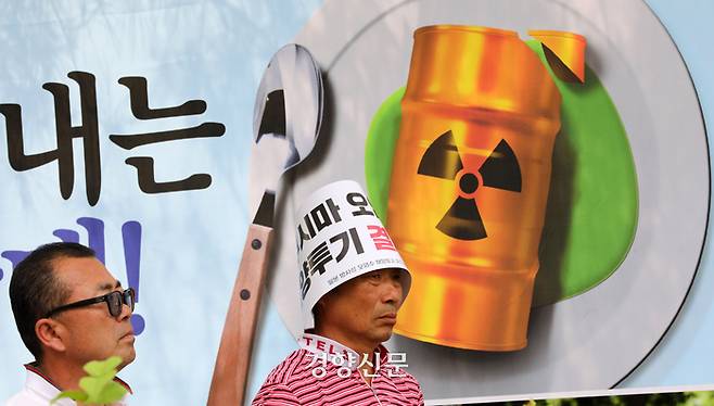 후쿠시마 방사성 오염수 해양투기 반대 2차 전국어민대회가 12일 서울 여의도 국회 앞에서 열려 한 어민이 손팻말을 머리에 두르고 있다. 김창길기자