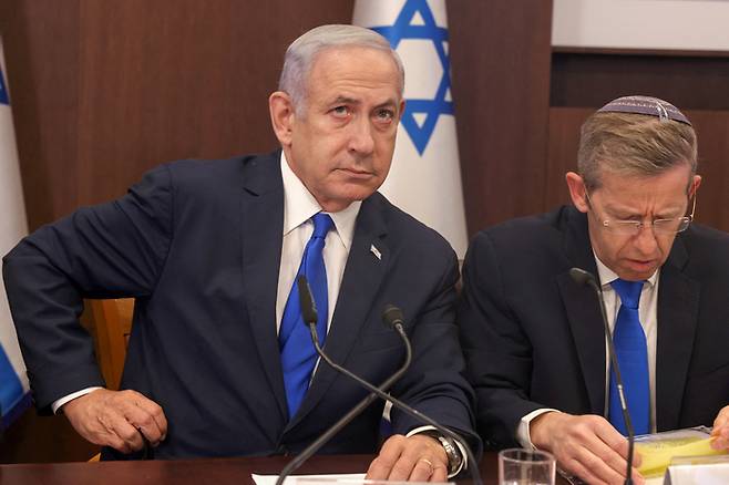 베냐민 네타냐후(왼쪽) 이스라엘 총리가 지난 11일(현지시간) 예루살렘 총리 집무실에서 각료회의를 주재하고 있다. 로이터연합뉴스