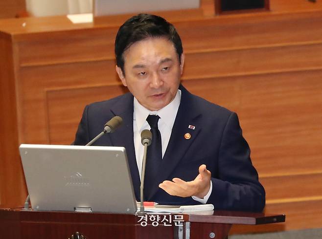 원희룡 국토교통부 장관이 13일 국회 본회의 경제 분야 대정부질문에서 야당 의원의 질문에 답하고 있다. 박민규 선임기자