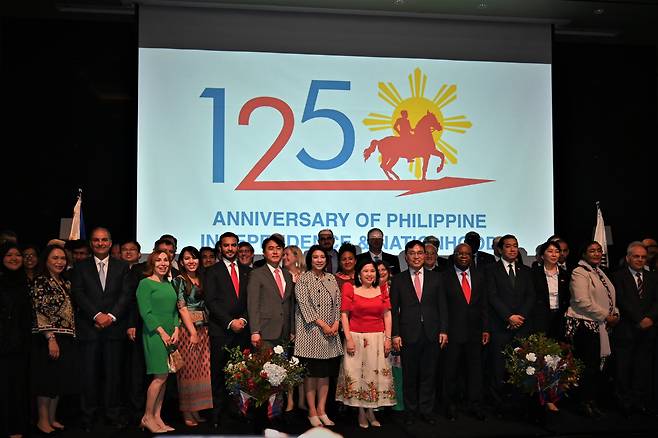 Members of the diplomatic corps pose for a group photo commemorating the 125th year of the Philippines' Independence at Grand Hyatt, Seoul on Thursday. (Sanjay Kumar/The Korea Herald)