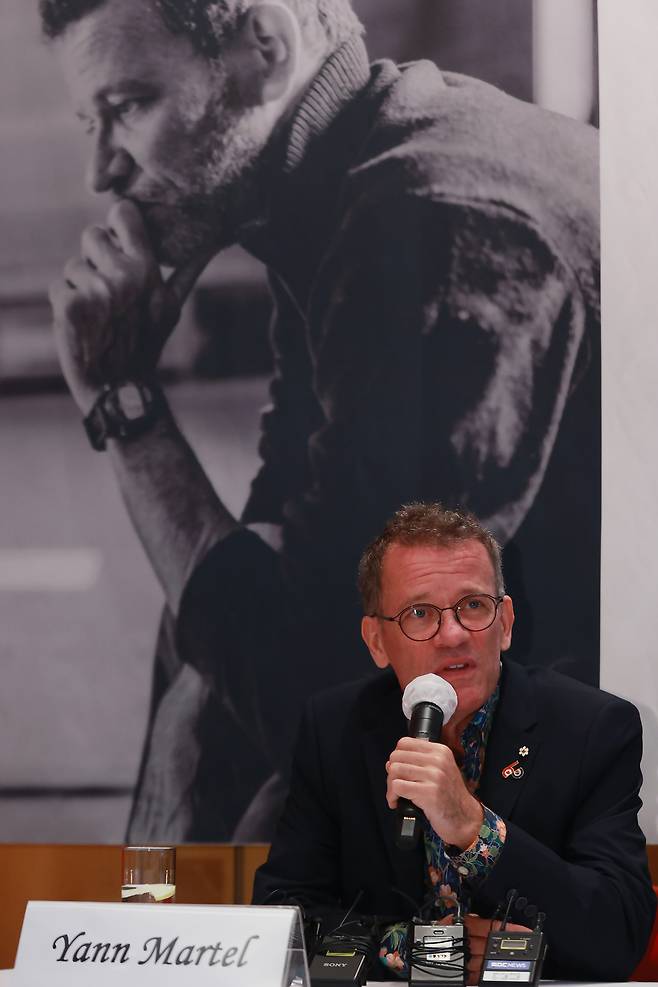 Canadian author Yann Martel speaks at a press conference held at the Embassy of Canada to Korea, Tuesday. (Yonhap)