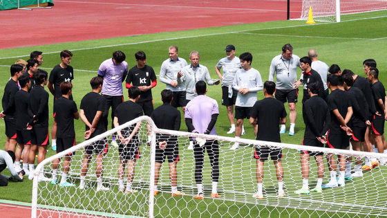 The Korean national football team trains at Busan Gudeok Stadium in Busan on Tuesday.  [NEWS1]