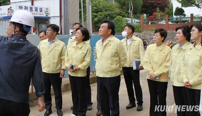 13일 강원 태백시의원들이 주요사업장 현장점검을 하고 있다.(사진=태백시의회)