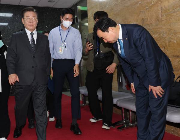 윤관석 무소속 의원이 12일 오전 국회에서 더불어민주당 의원총회에 참석하는 이재명 대표에게 머리 숙여 인사하고 있다. 윤 의원은 본인에 대한 체포동의안 표결을 앞두고 민주당 의원들에게 인사하기 위해 의총장 앞에서 기다리고 있었다. 연합뉴스