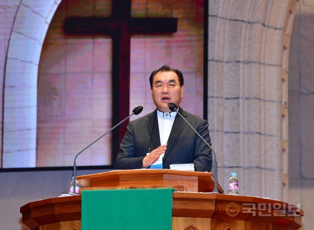 김운성 영락교회 목사가 ‘남성과 여성’을 주제로 설교하고 있다. 신석현 포토그래퍼