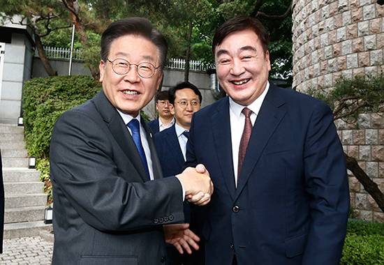Lee Jae-myung, the leader of the Democratic Party of Korea, left, and  Chinese Ambassador to South Korea Xing Haiming [Photo provided by National Assembly Press Corps]
