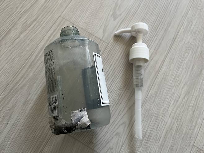다 쓴 바디워시 병. 표면에는 떼기 힘든 스티커가 있고, 펌프 안에는 금속 용수철이 들어 있다. 주소현 기자