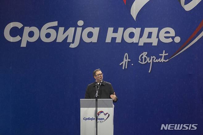 [베오그라드(세르비아)=AP/뉴시스] 알렉산다르 부치치 세르비아 대통령이 지난달 26일 세르비아 수도 베오그라드에서 열린 집회에서 연설하고 있다. 배경에는 "희망의 세르비아"라고 적혀 있다. 2023.06.13.