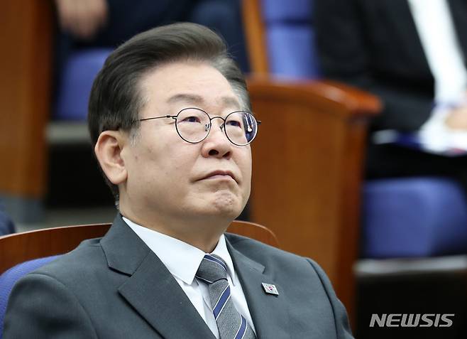 [서울=뉴시스] 이영환 기자 = 이재명 더불어민주당 대표가 지난 12일 오전 서울 여의도 국회에서 열린 의원총회에서 생각에 잠겨 있다. 2023.06.12. 20hwan@newsis.com