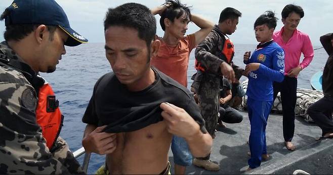 인도네시아 경비대에 체포되는 베트남 선원들