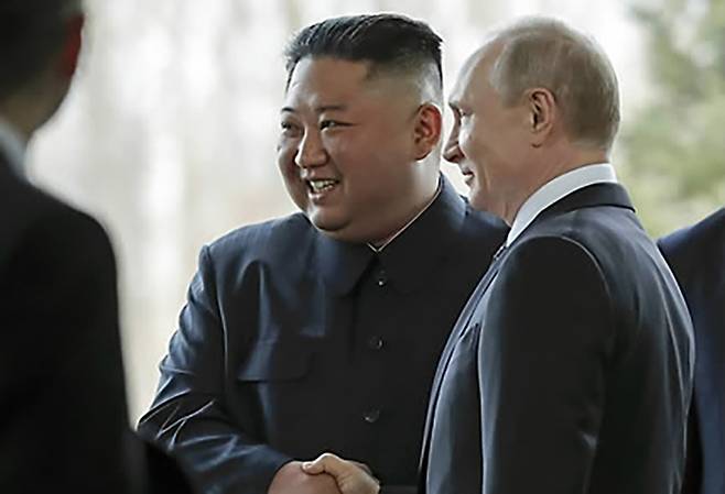 정상회담장에 도착해 푸틴과 웃으며 악수하는 김정은(가운데) 블라디보스토크 AP=연합뉴스