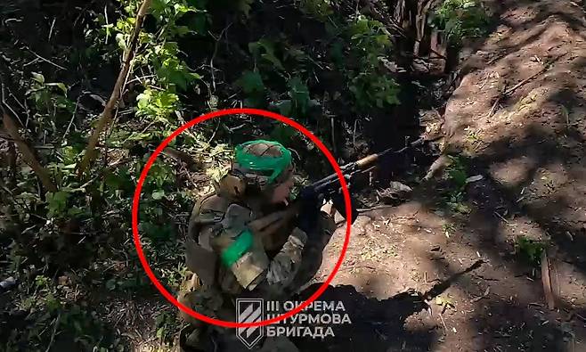 우크라이나 제3독립강습여단이 지난 11일(현지시간) 텔레그램에 공개한 영상에는 소속 여군 한 명이 남성 전우들과 함께 러시아군 진지를 습격하는 모습이 담겨 있다. / 사진=우크라이나 제3독립강습여단 트위터