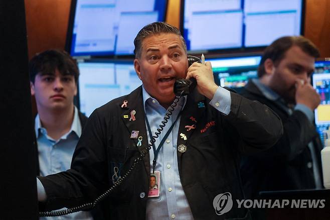 NYSE 입회장에서 일하는 트레이더들의 모습 [연합뉴스 자료사진]