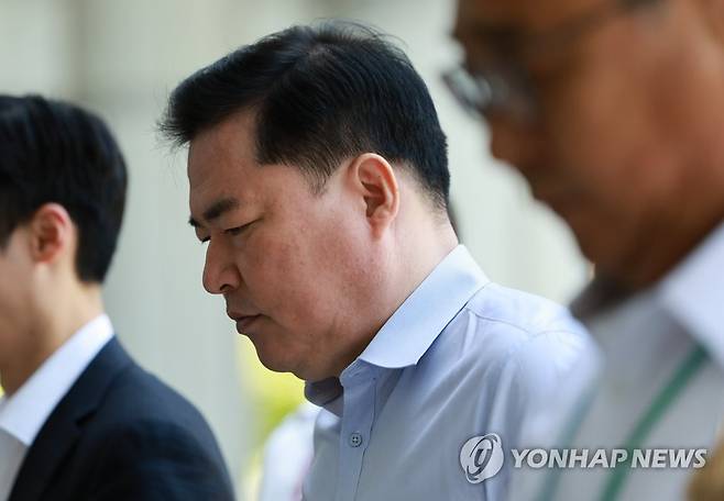 법정 향하는 유동규 전 본부장 (서울=연합뉴스) 홍해인 기자 = 유동규 전 성남도시개발공사 기획본부장이 13일 오전 서울 서초구 서울중앙지방법원에서 열린 정진상 전 더불어민주당 당대표실 정무조정실장의 뇌물수수 혐의 관련 1심 속행 공판에 증인 신문을 위해 출석하고 있다. 2023.6.13 hihong@yna.co.kr