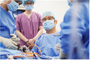 김필성 서울필병원장(오른쪽 두번째)가 고관절 내시경 수술을 진행하고 있다.