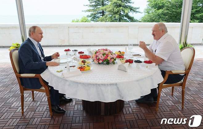 블라디미르 푸틴 러시아 대통령이 9일 (현지시간) 소치에서 알렉산드르 루카셴코 벨라루스 대통령과 회담을 하고 있다. 2023.6.10 ⓒ AFP=뉴스1 ⓒ News1 우동명 기자