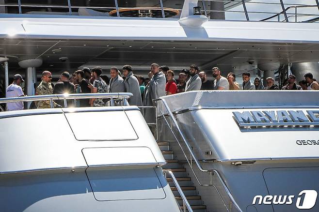 14일(현지시간) 그리스 이오니아해에서 이주민 보트 침몰 사고가 발생한 후 생존자들이 칼라마타 항구로 이송되고 있다. 2023.06.14/ ⓒ AFP=뉴스1 ⓒ News1 권진영 기자