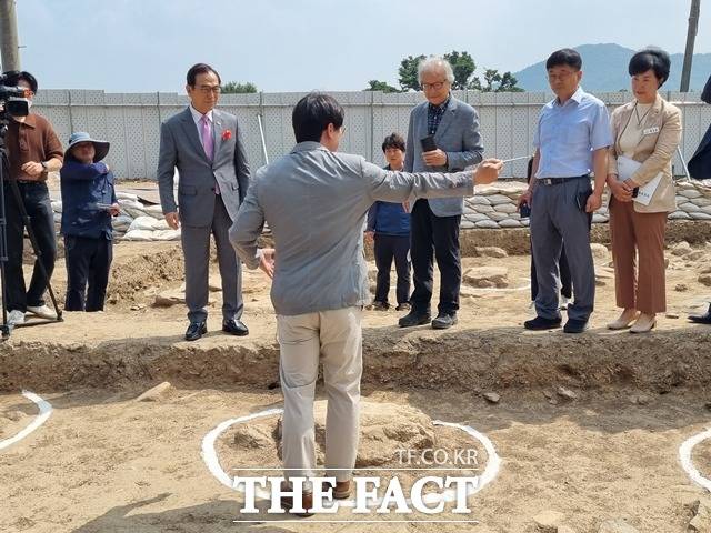 고려 초 왕실 사찰로 추정되는 '천안 천흥사지'에 대한 3차 발굴 조사에서 왕실 사찰임을 입증할 수 있는 다량의 유물이 출토됐다. 박상돈 천안시장이 발굴 관계자로부터 설명을 듣는 모습. / 천안=김경동 기자