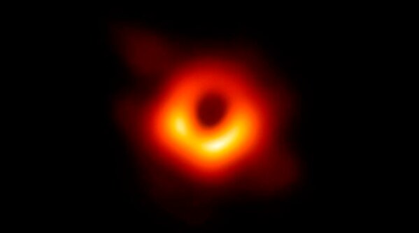 ‘사건의 지평선 망원경(Event Horizon Telescope·EHT)’ 프로젝트가 관측한 처녀자리 M87 초대형 블랙홀의 그림자. 중심의 검은 부분은 블랙홀(사건의 지평선)과 블랙홀을 포함하는 그림자고, 고리의 빛나는 부분은 블랙홀의 중력에 의해 휘어진 빛이다. /EHT