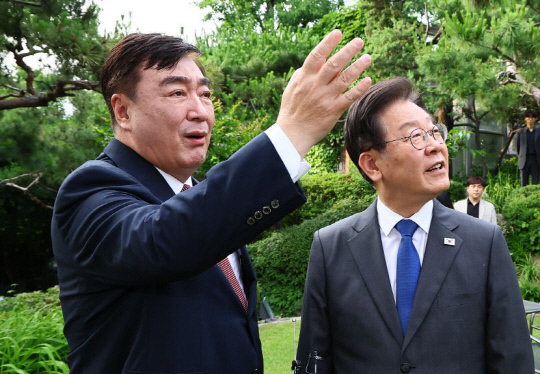 더불어민주당 이재명 대표가 지난 8일 성북구 중국대사관저에서 싱하이밍 주한 중국대사를 만나고 있다. 연합뉴스