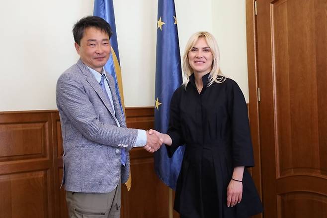 나길주 다산네트웍스 유럽 총괄대표와 안나 블라디미로브나 자마제예바 국장