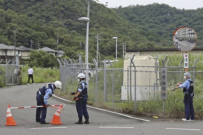 14일 일본 중부 기후시에 위치한 육상자위대 히노사격장에서 치명적인 총격 사건이 발생한 후 현지 경찰이 자위대 사격장 부근을 통제하고 있다. 뉴시스