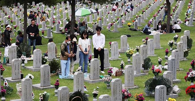 현충일인 6일 서울 동작구 국립서울현충원이 참배객들로 북적이고 있다.(사진=저작권자(c) 연합뉴스, 무단 전재-재배포 금지)