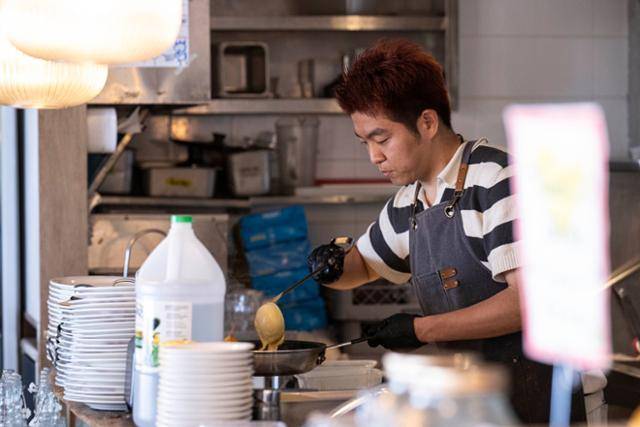 김훈 '쌤쌤쌤' 오너 셰프가 5웡 17일 서울 용산구 쌤쌤쌤 식당 주방에서 가게 대표 메뉴인 잠봉뵈르 파스타를 만들고 있다. 이한호 기자 han@hankookilbo.com
