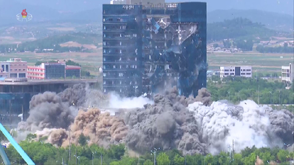 조선중앙TV가 개성 남북공동연락사무소를 폭파하는 장면을 보도하고 있다. 2020.06.17. (사진=조선중앙TV 캡쳐) [사진=뉴시스]
