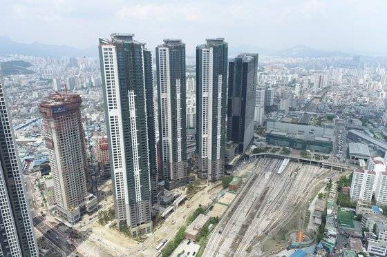 다음달 31일 입주 예정인 서울 동대문구 ‘청량리역 롯데캐슬 SKY-L65’ 주상복합단지. 집창촌이 있던 곳이 상전벽해했다. [사진 롯데건설]