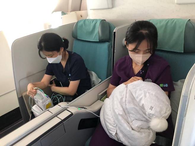 국내 이송 비행기 안에서 미숙아 여아를 돌보는 순천향대 부천병원 의료진. 사진 순천향대 부천병원
