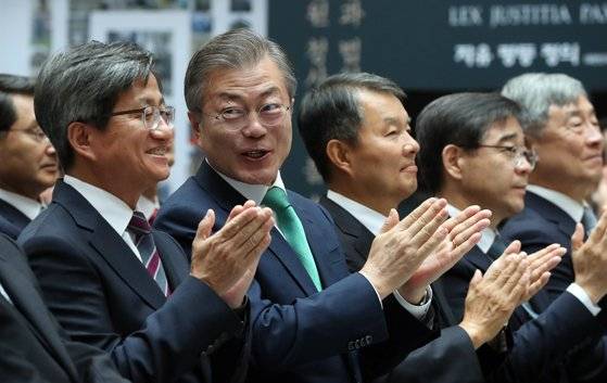2018년 9월 13일 오전 서울 서초동 대법원 청사에서 열린 '대한민국 사법부 70주년 기념식'에 참석한 문재인 대통령(왼쪽 두 번째)이 김명수 대법원장과 대화를 나누며 박수치고 있다. 청와대사진기자단