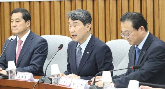 이주호 사회부총리 겸 교육부 장관(가운데)이 13일 국회에서 열린 취약계층 대학생 학자금 지원 확대 관련 당·정협의회에서 발언을 하고 있다. 뉴스1